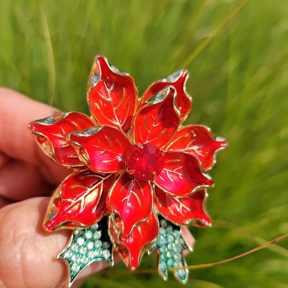 Poinsettia Christmas Holiday Brooch ~ Rhinestone Embellishments ~ Pretty! - Picture 5 of 12